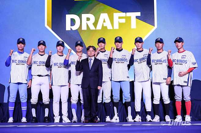 NC는 17일 서울 송파구 롯데호텔월드 크리스탈볼룸에서 진행된 KBO 신인드래프트에서 만족할 만한 성과를 냈다. 청소년 대표팀 출신 6명을 뽑으며 라인업에 부족한 점을 채웠다. 사진제공｜NC 다이노스