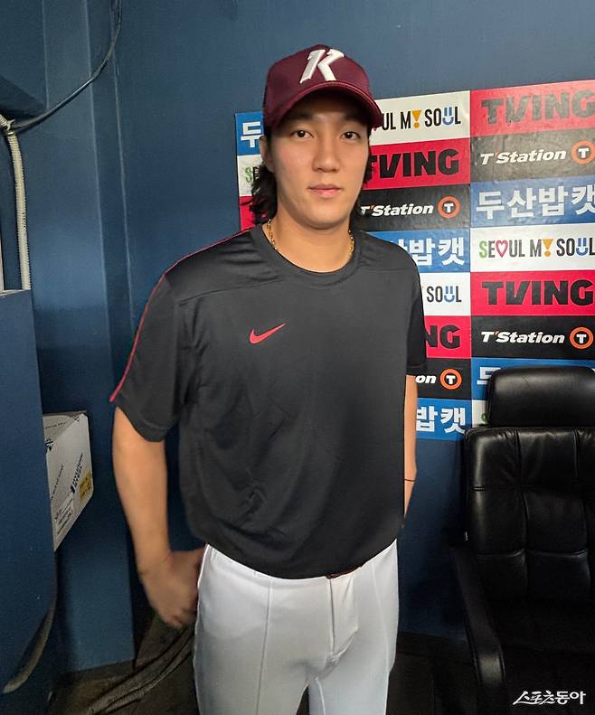 키움 안우진이 18일 전격 1군에 등록됐다. 그는 지난달 어깨 수술을 받고 재활 중이다. 18일 잠실 두산전에 앞서 포즈를 취한 안우진. 잠실ㅣ강산 기자 posterboy@donga.com