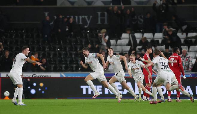 스완지 선수들이 18일 컵대회 노팅엄전에서 3-2 역전골을 넣은 뒤 일제히 달려가며 기뻐하고 있다. 로이터연합뉴스