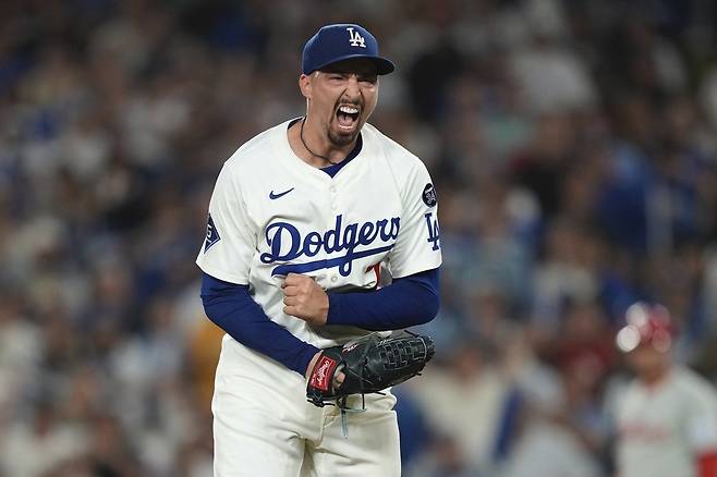 LA 다저스 블레이크 스넬이 18일 필라델피아전에서 7회초 오토 켐프를 삼진으로 잡아낸 뒤 포효하고 있다. AP연합뉴스