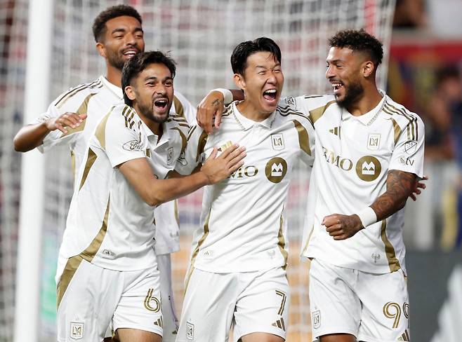 LAFC의 손흥민(오른쪽에서 두 번째)이 18일 미국 유타주 솔트레이크시티의 아메리카 퍼스트 필드에서 열린 2025 MLS 레알 솔트레이크 원정 경기에서 득점을 터뜨린 뒤 동료들과 함께 포효하고 있다.  솔트레이크시티 | AFP연합뉴스