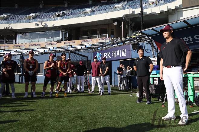 ▲ 오른쪽에 선 키움 히어로즈 안우진이 18일 서울 잠실야구장에서 선수단에 합류해 소감을 말하고 있다. ⓒ키움 히어로즈