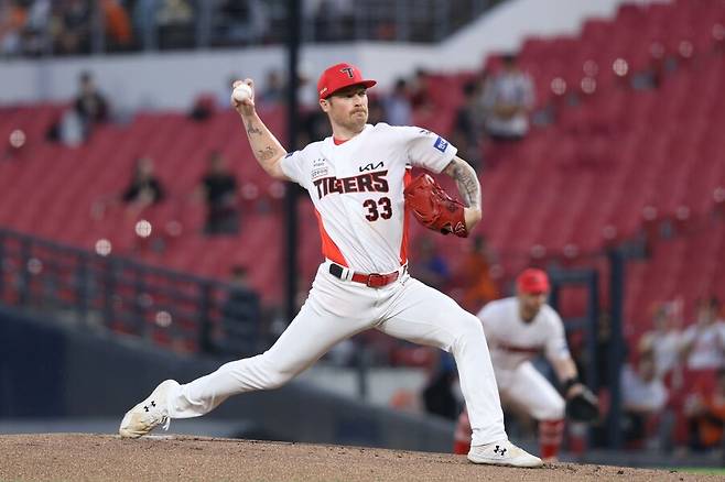 ▲ 7이닝 1실점 역투를 펼쳤지만 결과적으로 승리를 거두지 못한 아담 올러 ⓒKIA타이거즈