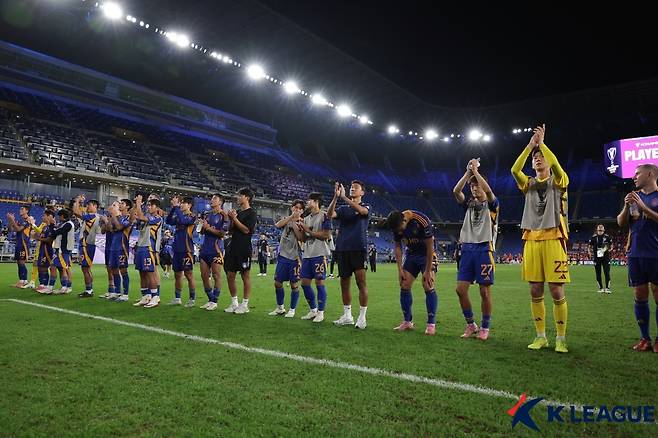 울산 HD 선수들이 17일 울산 문수축구경기장에서 열린 청두 룽청과의 2025~2026 아시아축구연맹(AFC) 챔피언스리그 엘리트(ACLE) 리그 스테이지 1차전 승리 후 팬들과 승리 세리머니를 하고 있다. /사진=한국프로축구연맹 제공