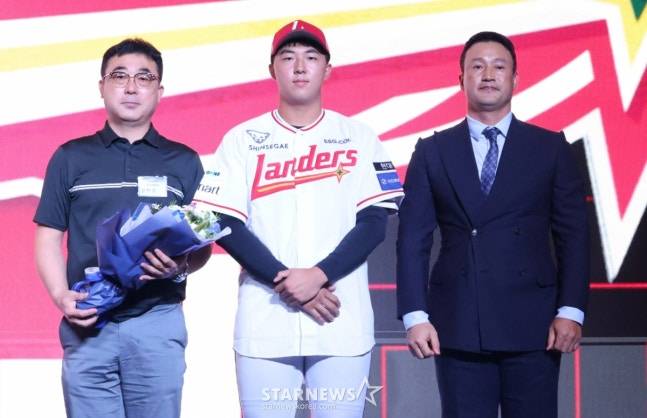 대구고 김민준(가운데)이 17일 2026 KBO 신인 드래프트에서 1라운드 5순위 지명을 받은 뒤 김재현 단장(오른쪽), 아버지와 함께 기념촬영을 하고 있다.  /사진=김진경 대기자