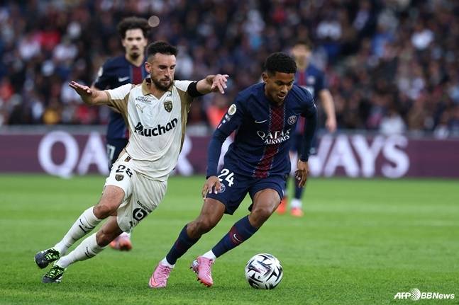 파리 생제르망(PSG) 공격수 세니 마율루(오른쪽). /AFPBBNews=뉴스1