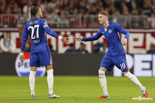 콜 파머(오른쪽)가 18일 오전 4시(한국시간) 독일 뮌헨 알리안츠 아레나에서 열린 2025~2026시즌 UEFA 챔피언스리그(UCL) 리그 페이즈 1라운드 바이에른 뮌헨을 상대로 추격골을 넣고 세리머니하고 있다. /AFPBBNews=뉴스1