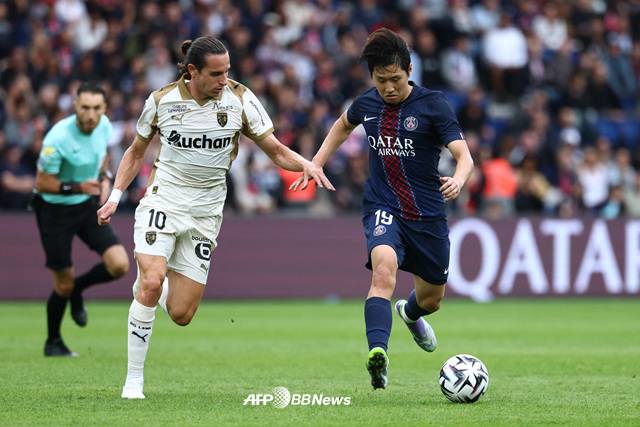 경기에 집중하는 이강인(오른쪽). /AFPBBNews=뉴스1