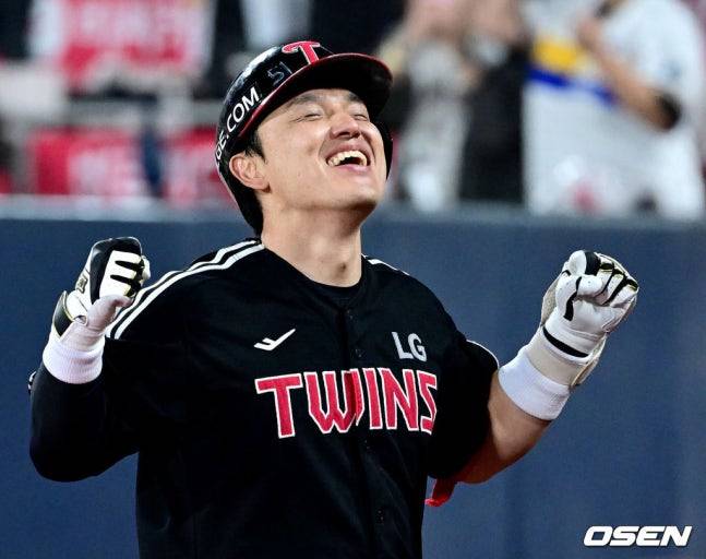 LG 박동원이 16일 수원 KT전 6회초 무사 1, 3루에서 쐐기 좌월 3점 홈런을 기록한 뒤 기뻐하고 있다.