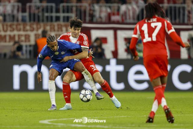 경기에 집중하는 김민재(가운데). /AFPBBNews=뉴스1