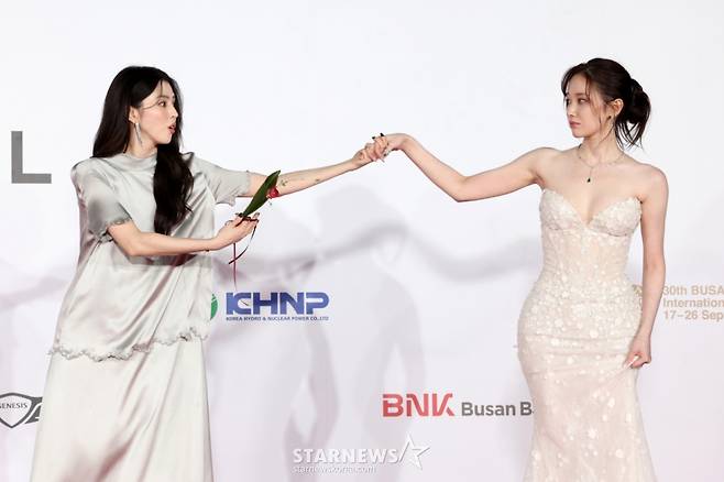 [부산=뉴시스] 박진희 기자 = 한소희, 전종서 배우가 부산 해운대구 영화의전당에서 열린 제30회 부산국제영화제 개막식 레드카펫 행사에 참석하고 있다. 2025.10.17. pak7130@newsis.com /사진=박진희