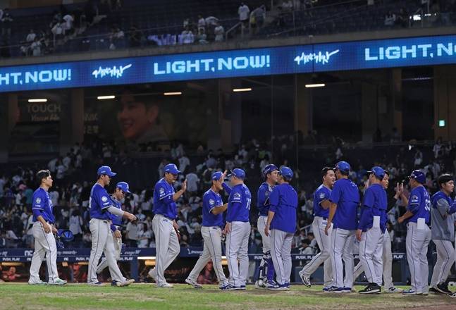 삼성 선수단이 18일 창원 NC전 승리 후 하이파이브를 하고 있다. /사진=삼성 라이온즈 제공