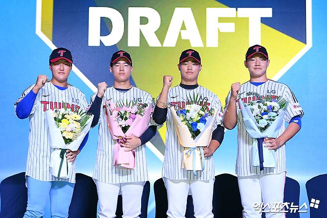17일 오후 서울 송파구 롯데호텔 월드에서 열린 '2026 KBO 신인 드래프트'에 참석해 LG 트윈스의 지명을 받은 선수들이 유니폼을 입고 기념 촬영을 하고 있다. 엑스포츠뉴스 잠실, 고아라 기자