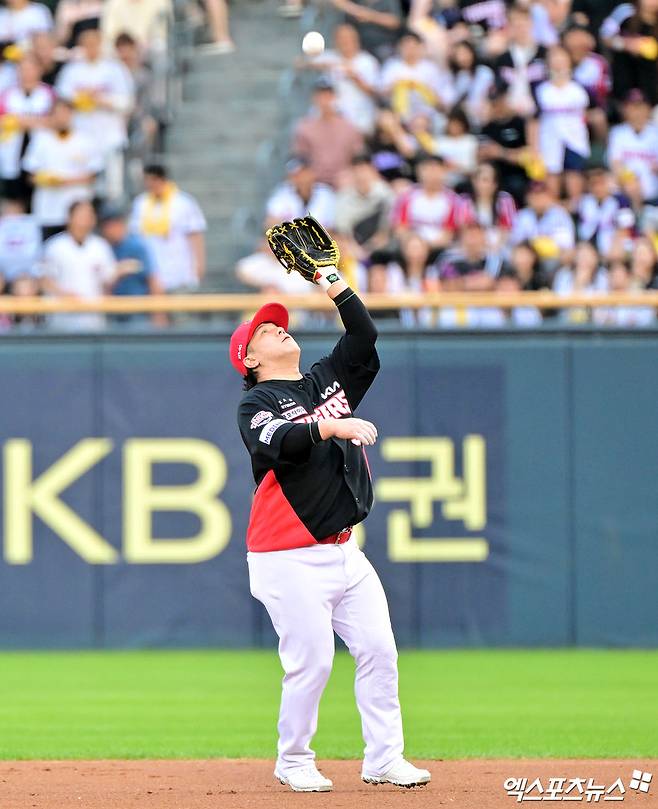 13일 오후 서울 송파구 잠실야구장에서 열린 '2025 신한 SOL Bank KBO리그' KIA 타이거즈와 LG 트윈스의 경기, 4회말 2사 KIA 김선빈이 LG 최원영의 타구를 잡아내고 있다. 엑스포츠뉴스 DB