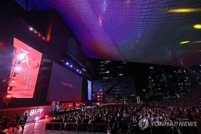제30회 부산국제영화제 개막 (부산=연합뉴스) 류효림 기자 = 17일 부산 해운대구 우동 영화의전당에서 제30회 부산국제영화제 개막식이 진행되고 있다. 2025.9.17 ryousanta@yna.co.kr