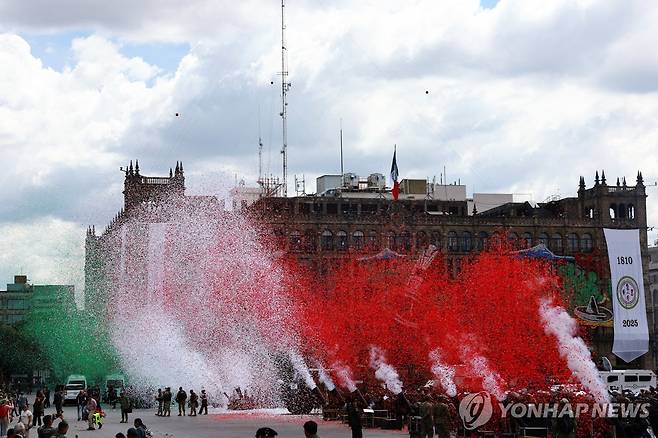 16일(현지시간) 멕시코시티에서 펼쳐진 멕시코 독립기념일 행사 [멕시코시티 로이터=연합뉴스. 재판매 및 DB 금지]