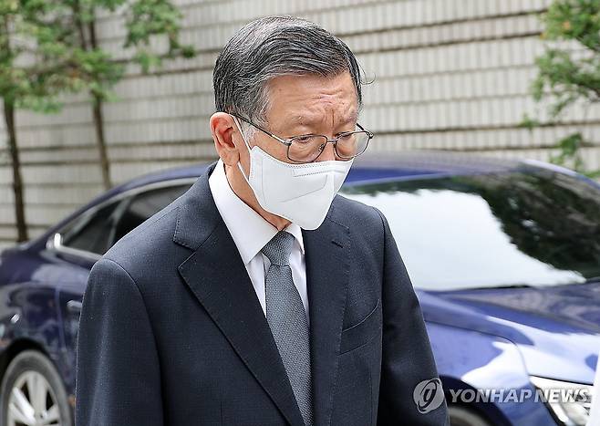 2심서 집행유예 선고 받은 박삼구 전 금호 회장 (서울=연합뉴스) 임화영 기자 = 박삼구 전 금호아시아나그룹 회장이 18일 서울고법에서 열린 계열사 부당 지원 및 3천억원대 회삿돈 횡령 혐의 관련 2심 선고에서 징역 2년 6개월에 집행유예를 선고 받은 뒤 법정을 나서고 있다. 
    1심은 징역 10년을 선고한 바 있다. 2025.9.18 [공동취재] hwayoung7@yna.co.kr