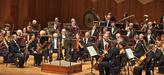 공연 준비 중인 라 스칼라 필하모닉 단원들 (서울=연합뉴스) 라 스칼라 필하모닉 단원들이 17일 서울 예술의전당 공연을 앞두고 자리에 앉아 연주를 준비하고 있다. 2025.09.17 hyun@yna.co.kr