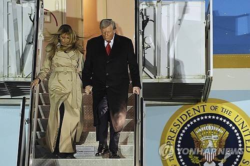 16일 영국 도착해 에어포스원에서 내리는 트럼프 대통령 부부 [AP=연합뉴스]