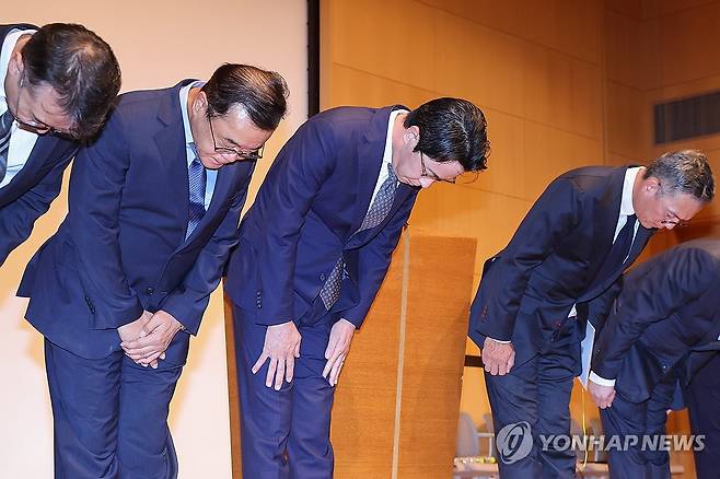 고개숙여 사과하는 조좌진 롯데카드 대표 (서울=연합뉴스) 서대연 기자 = 조좌진 롯데카드 대표이사(왼쪽 세번째)가 18일 서울 중구 부영태평빌딩에서 해킹 사고로 인한 고객 정보 유출사태에 대해 대고객 사과를 하고 있다. 2025.9.18 dwise@yna.co.kr