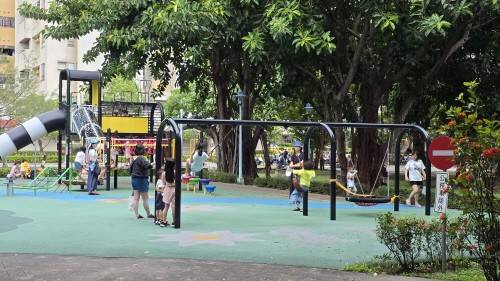 놀이터의 대만 어린이와 부모 [연합뉴스 자료사진. 재판매 및 DB 금지]