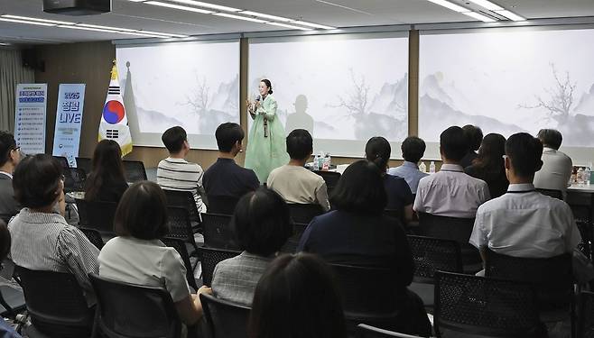 청렴 판소리 교육을 듣는 동포청 직원들 [동포청 제공. 재판매 및 DB 금지]