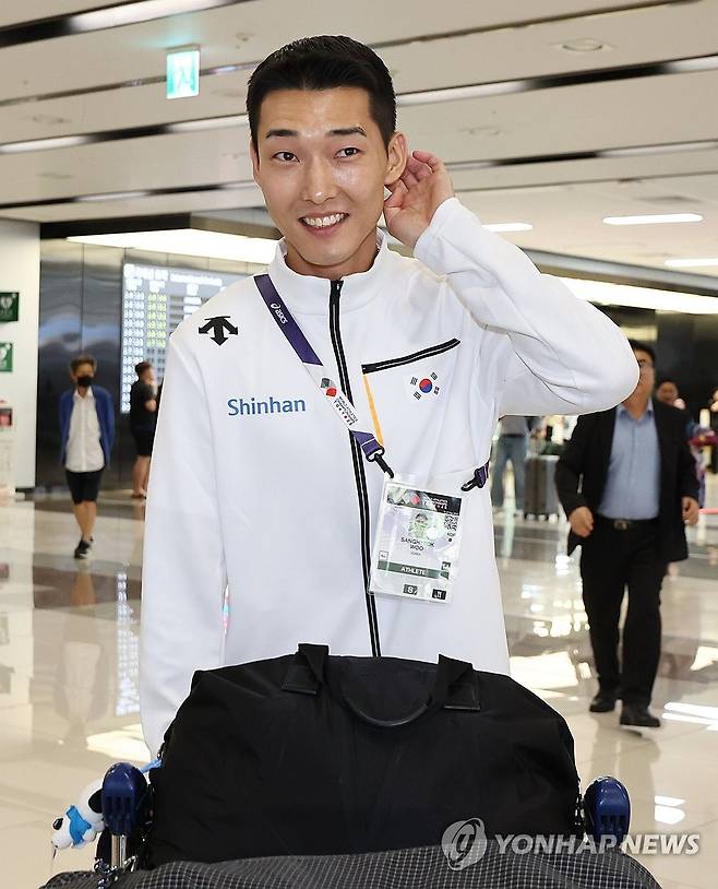 환하게 웃으며 귀국하는 '스마일 점퍼' 우상혁 (서울=연합뉴스) 김인철 기자 = 2025 도쿄 세계육상선수권대회 남자 높이뛰기 결선에서 은메달을 획득한 우상혁이 18일 서울 강서구 김포국제공항으로 귀국하고 있다. 2025.9.18 yatoya@yna.co.kr