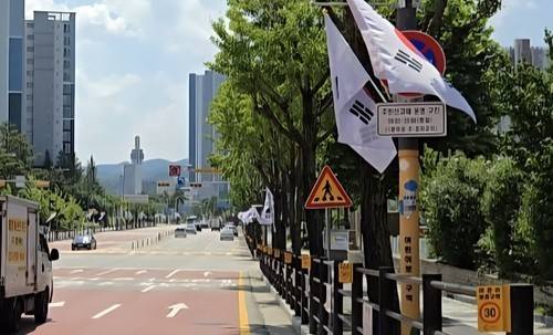 도심 거리에 내걸린 태극기 [춘천시 제공.재판매 및 DB 금지]