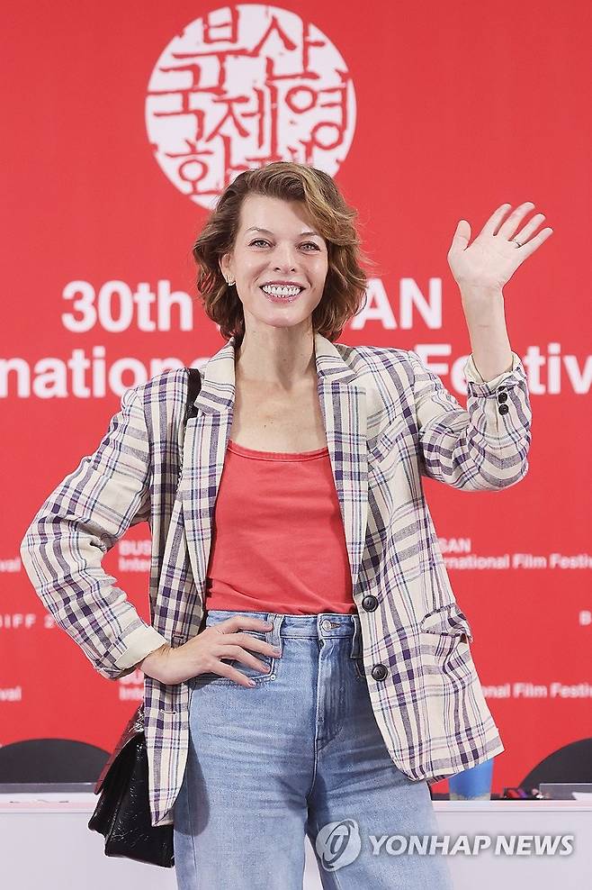 손인사하는 밀라 요보비치 (부산=연합뉴스) 강민지 기자 = 배우 밀라 요보비치가 18일 부산 해운대구 영화의전당에서 열린 제30회 부산국제영화제 '프로텍터' 기자간담회에서 포즈를 취하고 있다. 2025.9.18 mjkang@yna.co.kr