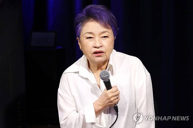 '한국 클래식 거장' 정경화 인사말 (서울=연합뉴스) 진연수 기자 = 바이올리니스트 정경화가 18일 오후 서울 종로구 크레디아클래식클럽에서 열린 기자간담회에서 인사말을 하고 있다. 2025.9.18 jin90@yna.co.kr