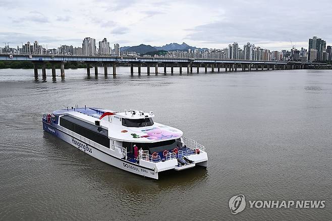 물살 가르는 한강버스 (서울=연합뉴스) 서명곤 기자 = 한강버스 정식운항 기념 시승식이 열린 18일 서울 영등포구 여의도 선착장에서 한강버스가 물살을 가르고 있다. 2025.9.18 [공동취재] seephoto@yna.co.kr