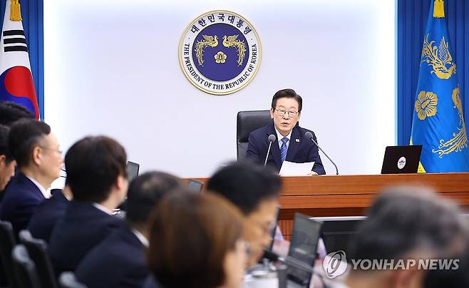 수석보좌관회의 주재하는 이재명 대통령 (서울=연합뉴스) 김도훈 기자 = 이재명 대통령이 18일 서울 용산 대통령실에서 열린 수석보좌관회의에서 발언하고 있다. 2025.9.18 superdoo82@yna.co.kr