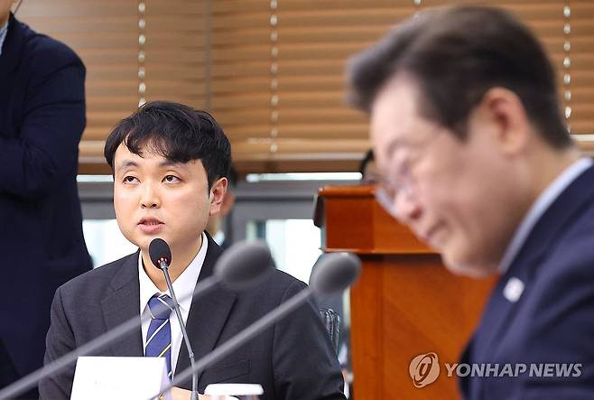 발표하는 이주형 청년담당관 (서울=연합뉴스) 김도훈 기자 = 이주형 청년담당관이 18일 서울 용산 대통령실에서 이재명 대통령이 주재한 수석보좌관 회의에서 발표하고 있다. 2025.9.18 superdoo82@yna.co.kr