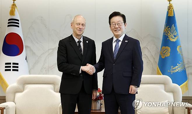 이재명 대통령, 마이클 샌델 교수 접견 (서울=연합뉴스) 한상균 기자 = 이재명 대통령이 18일 서울 용산 대통령실에서 저서 '정의란 무엇인가'로 유명한 마이클 샌델 하버드 대학교 교수를 접견하고 있다. 2025.9.18 [대통령실통신사진기자단] xyz@yna.co.kr