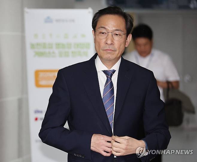 정무위 당정협의회 향하는 우상호 정무수석 (서울=연합뉴스) 박동주 기자 = 우상호 대통령실 정무수석이 1일 서울 여의도 국회 의원회관에서 열린 정무위 당정협의회 회의실로 향하고 있다. 2025.9.1 pdj6635@yna.co.kr