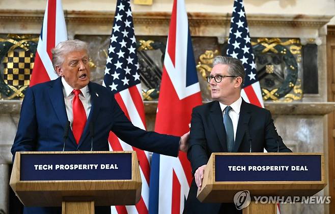 기자회견 하는 트럼프 대통령과 스타머 총리 [AFP 연합뉴스 재판매 및 DB 금지]