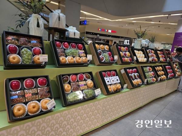 18일 수원에 위치한 롯데백화점에서 과일 선물세트를 판매하고 있다. /구민주 기자 kumj@kyeongin.com
