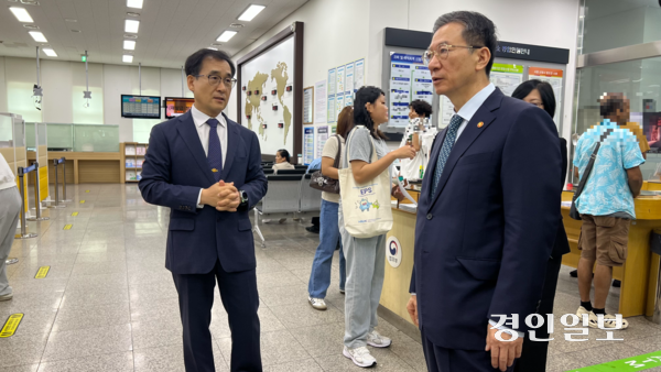 정성호(오른쪽) 법무부 장관이 19일 오전 양주출입국외국인사무소 1층 민원실을 찾아 김용규 양주출입국관리소장으로부터 상황을 보고 받고 있다. 2025.9.19 /조수현기자 joeloach@kyeongin.com