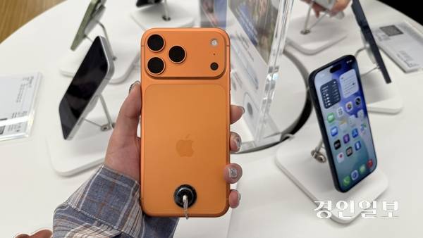 19일 애플의 신형 스마트폰 ‘아이폰 17’ 시리즈가 국내 정식됐다. 일반 모델을 제외하고는 전작보다 카메라 섬(범프)가 가로로 넓어진 게 돋보인다. 사진은 아이폰 17 프로 오렌지 색상 모델. 2025.9.19 / 윤혜경기자 hyegyung@kyeongin.com