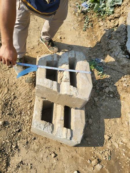 보강토 옹벽 블록이 설계도상 456X527X200mm 로 시공 하도록 돼 있는데 붕괴 현장에서 발견된 옹벽 블록은 뒷 폭이 127mm 나 낮은 450X400X200mm의 블록이 시공돼 있다.[사진출처 = 오산시]