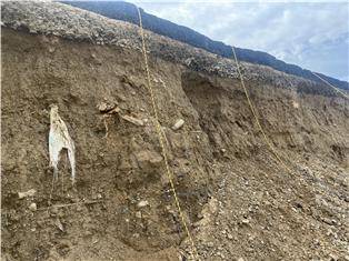 보강토 옹벽 뒤채움재에 건설 폐기물로 보이는 비닐이 섞여 있다.[사진출처 = 오산시]