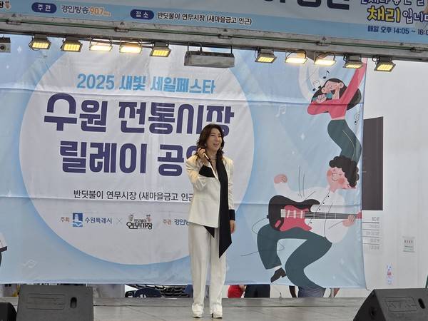 트로르 가수 서주경이 19일&nbsp;장안구 반딧불이연무시장에서 열린 '수원 전통시장 릴레이마케팅'에서 공연하고 있다. [사진=김지호 기자]