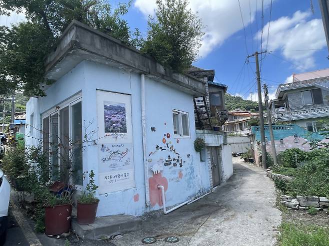 김현의 거리 입구 그의 거처로 추정되는 건물(좌)