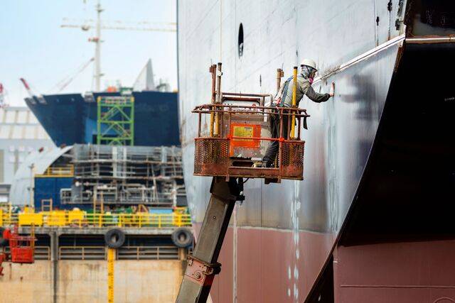 HD현대중공업 울산조선소에서 건조 중인 선박에 도장 작업을 하고 있다./사진제공=HD현대중공업