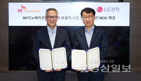▲ 지난 17일 서울 종로구 SK서린빌딩에서 김무환(왼쪽) SK이노베이션 에너지설루션 사업단장, 이재성 LG전자 ES사업본부장이 'AI 데이터센터 통합 에너지 설루션' 공동 개발 및 사업화를 위한 양해각서(MOU)를 체결한 후 기념사진을 촬영하고 있다. SK이노 제공