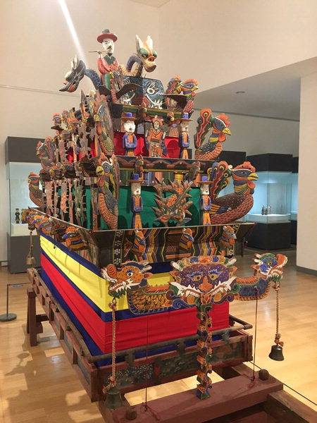 창원역사민속관에 전시된 나무로 만든 상여.