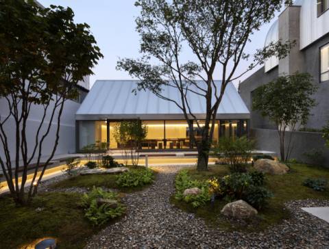 어촌마을 칠암에 자리 잡은 ‘칠암사계’. PDM파트너스 제공