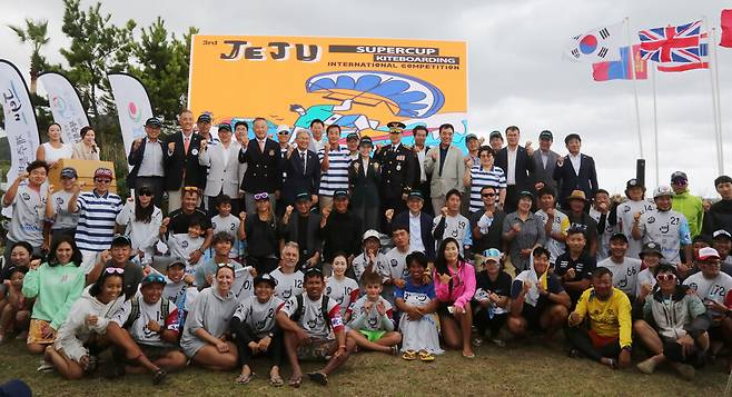 제3회 제주국제슈퍼컵카이트보딩대회(박성제 조직위원장)가 19일 제주시 구좌읍 종달리 해안에서 세계 15개국 선수단이 참석한 가운데 개막했다. 17일 공식 경기가 시작된 이번 대회는 19일 개회식 이후에도 21일까지 총 5일간 열리고 있다. ⓒ제주의소리