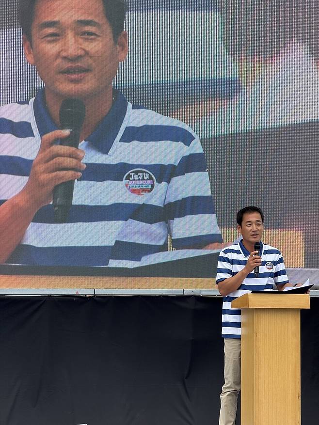 제3회 제주국제슈퍼컵카이트보딩대회(박성제 조직위원장)가 19일 제주시 구좌읍 종달리 해안에서 세계 15개국 선수단이 참석한 가운데 개막했다. 17일 공식 경기가 시작된 이번 대회는 19일 개회식 이후에도 21일까지 총 5일간 열리고 있다. 대회 조직위원장인 박성제 제주해양레포츠협회장이 대회사를 하고 있다.&nbsp;ⓒ제주의소리&nbsp;