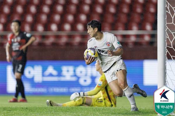 6월 21일 저녁 포항스틸야드에서 열린 포항스틸러스와 제주SK의 경기에서 남태희가 만회골을 넣고 진영으로 복귀하고 있다 (사진=한국프로축구연맹)